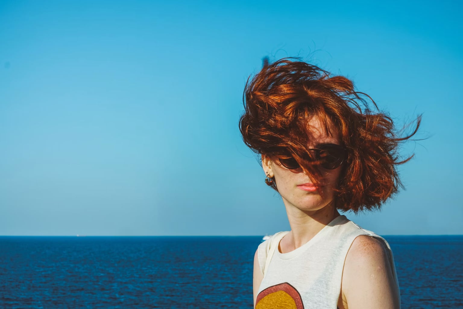 Gekleurd haar in de zomer: zo bescherm en verleng je de glans van je kleur